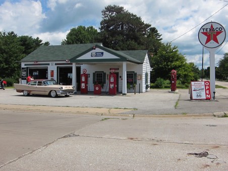 57 DeSoto at old Texaco Station
    Route 66    Dwight, Illinois