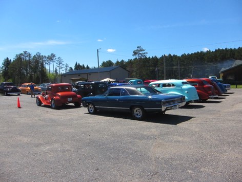 Lots of cars in the parking lot